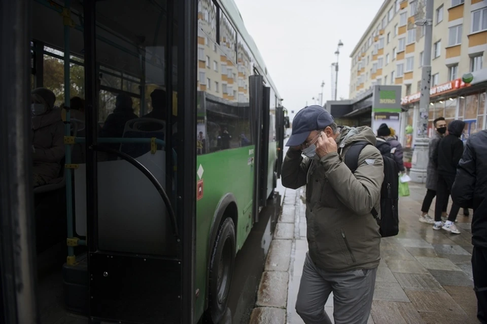 Всю дорогу агрессивного парня пытались успокоить, но он не унимался.