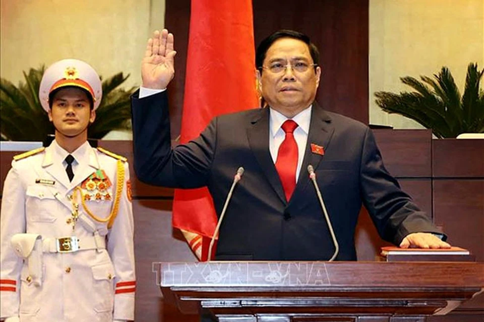 Новый премьер Фам Минь Тин присягает на верность государству.