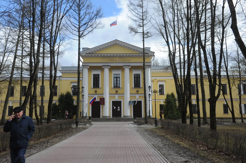 Новая резиденция губернатора должна разместиться в здании на улице Киргетова, 1. Сейчас ее занимает местная администрация Гатчины.