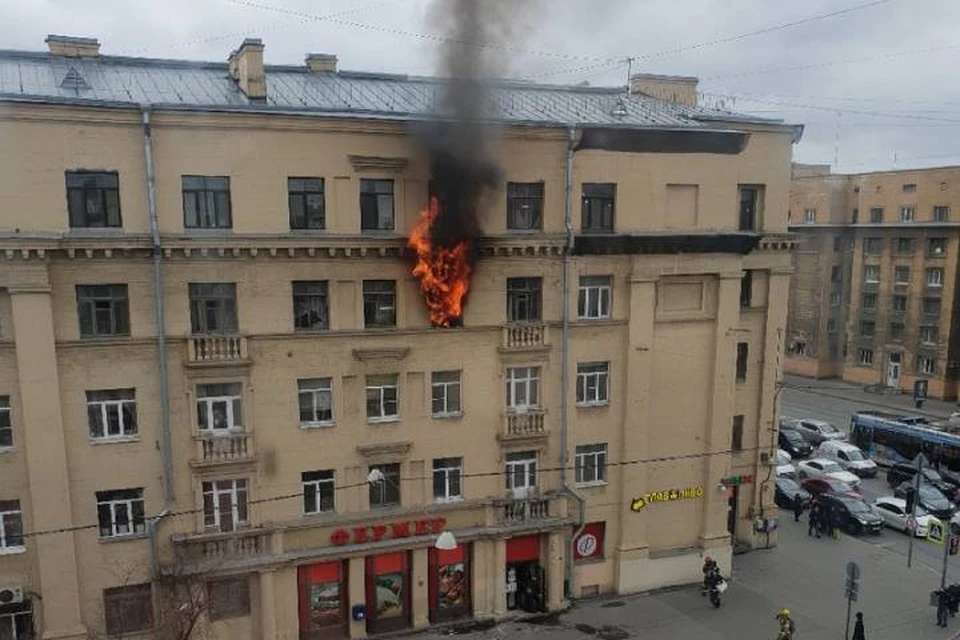 Сильно обгоревший труп нашли на месте пожара в доме на Заневском проспекте Петербурга