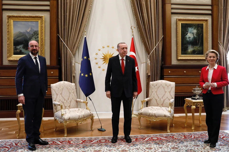 Главу Еврокомиссии оставили без стула на встрече с Эрдоганом в Анкаре