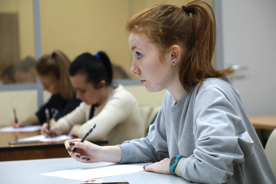 Красноярск. Участники ежегодной образовательной акции по проверке грамотности `Тотальный диктант`.