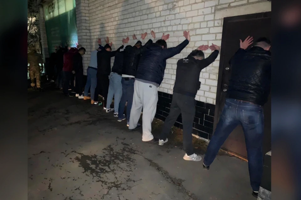 Во время спецоперации правоохранители обнаружили в зале 12 человек. Фото: пресс-служба УМВД России по Приморскому краю