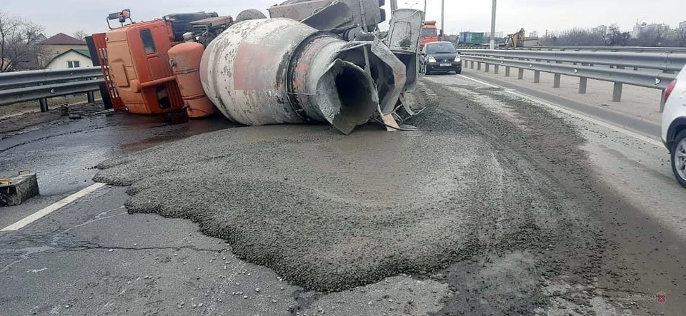 ДТП случилось на мосту 3-ей Продольной перед "Шайбой".