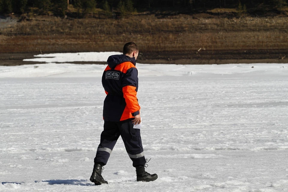 На юге Красноярского края рыбак провалился под лед и погиб