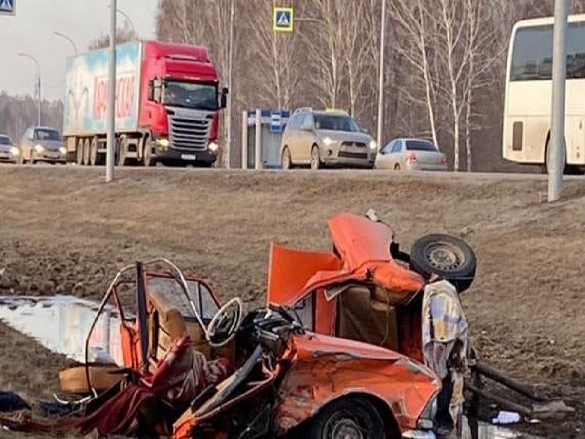 В ДТП под Новосибирском «Москвич» разорвало на части: водитель чудом выжил  - KP.RU