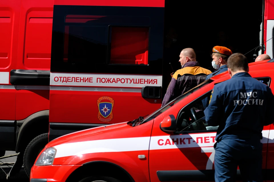 Жилой дом сгорел ночь в Петродворцовом районе Петербурга