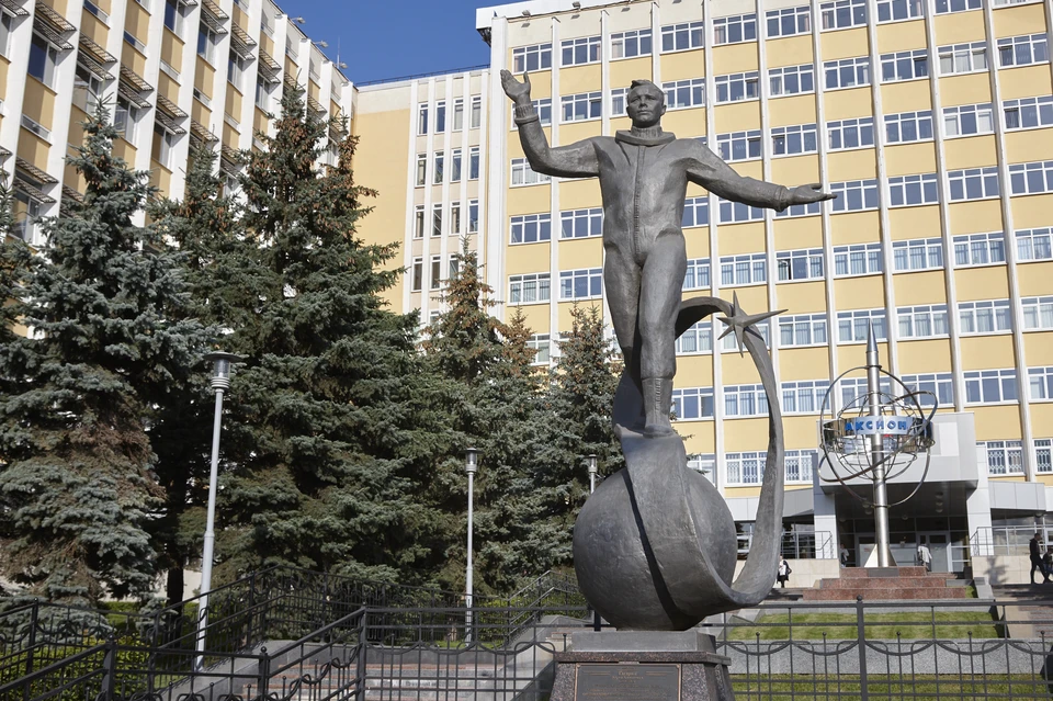 В Ижевске установлен памятник Юрию Гагарину