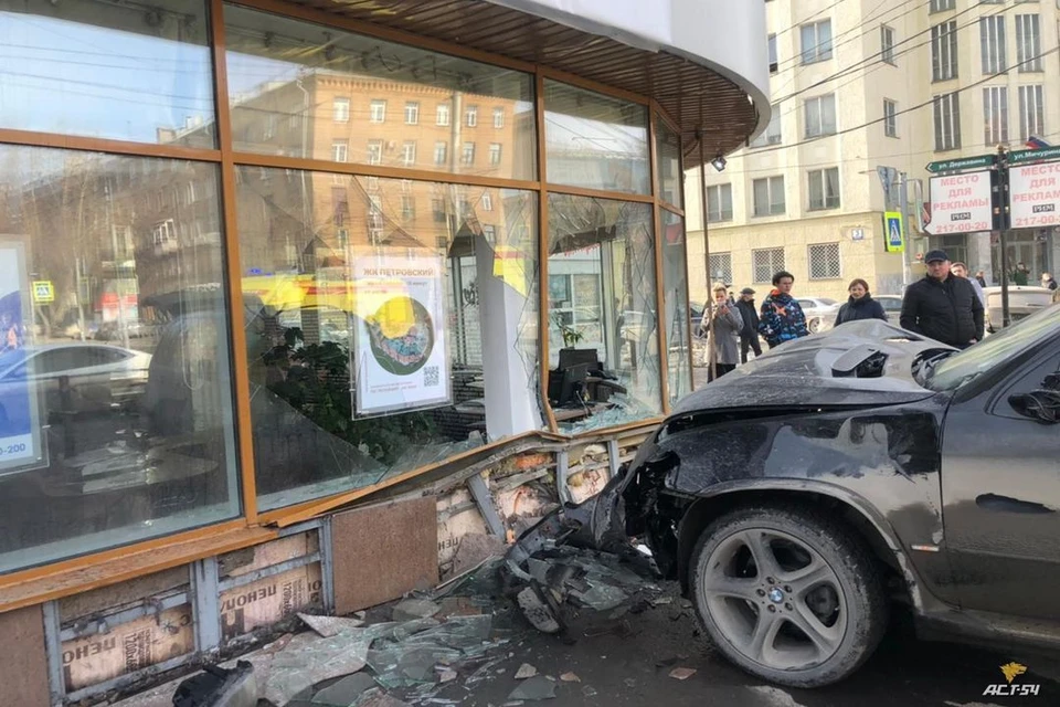«БМВ» сбило двух пешеходов и влетело в стеклянную стену офиса. Фото: "АСТ-54"