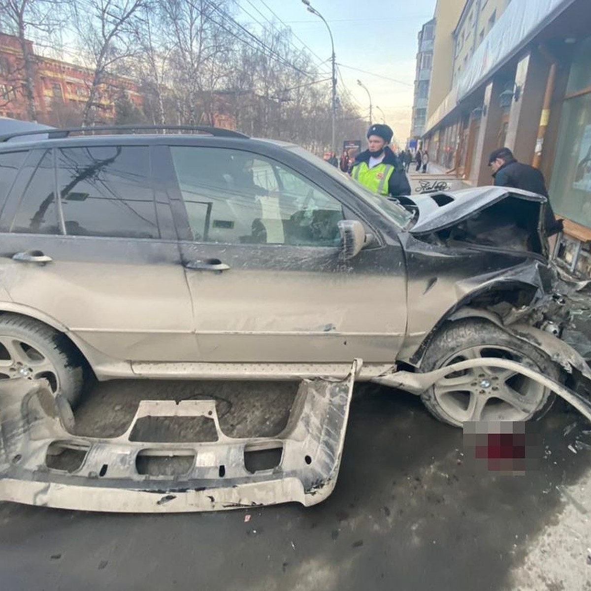 Видео и фото ДТП на Красном проспекте в Новосибирске, где BMW X5 влетел в  людей: все кругом в осколках стекла - KP.RU