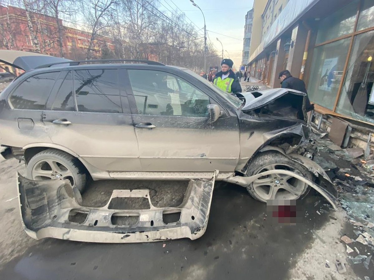 Видео и фото ДТП на Красном проспекте в Новосибирске, где BMW X5 влетел в  людей: все кругом в осколках стекла - KP.RU