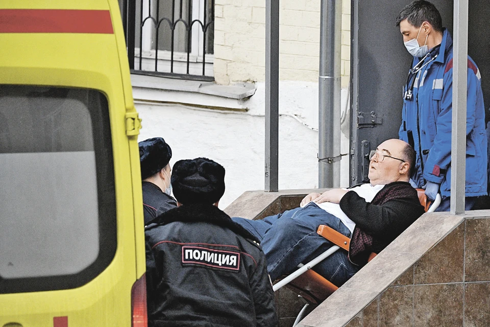 Бориса Шпигеля почти без сознания вынесли на носилках из зала суда и отправили в больницу. Фото: Алексей МАЙШЕВ/РИА Новости