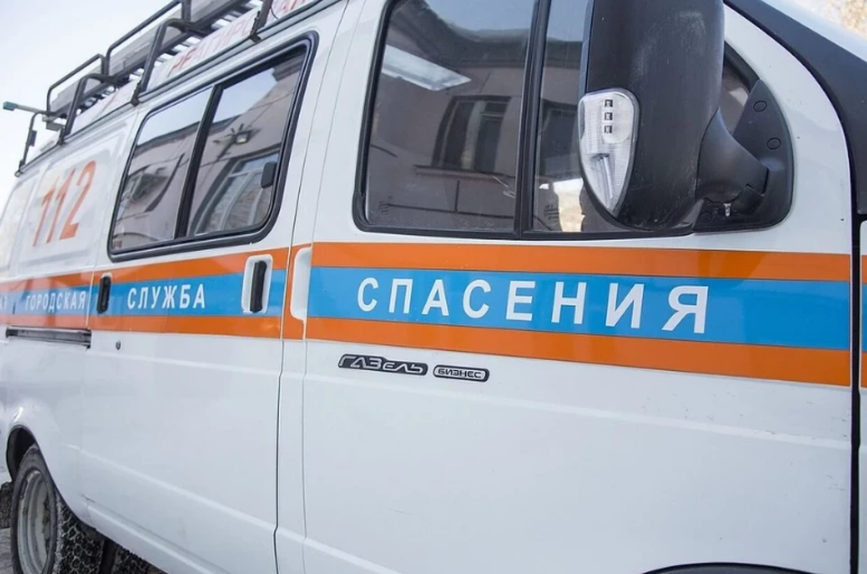 Тело мужчины оказалось вмороженным в лед, его вызволяли спасатели.