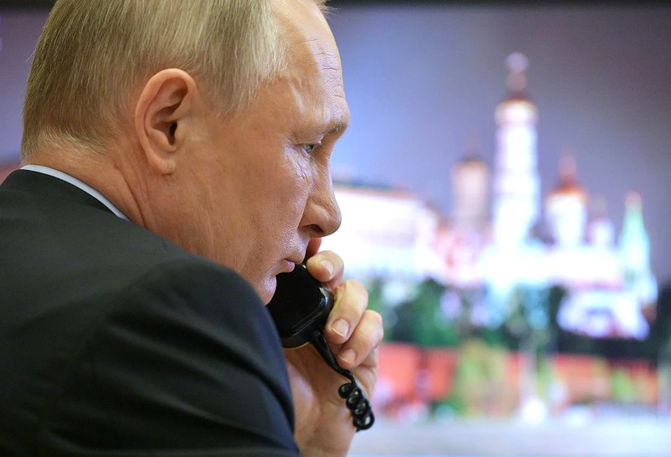 Владимир Путин во время телефонной беседы.