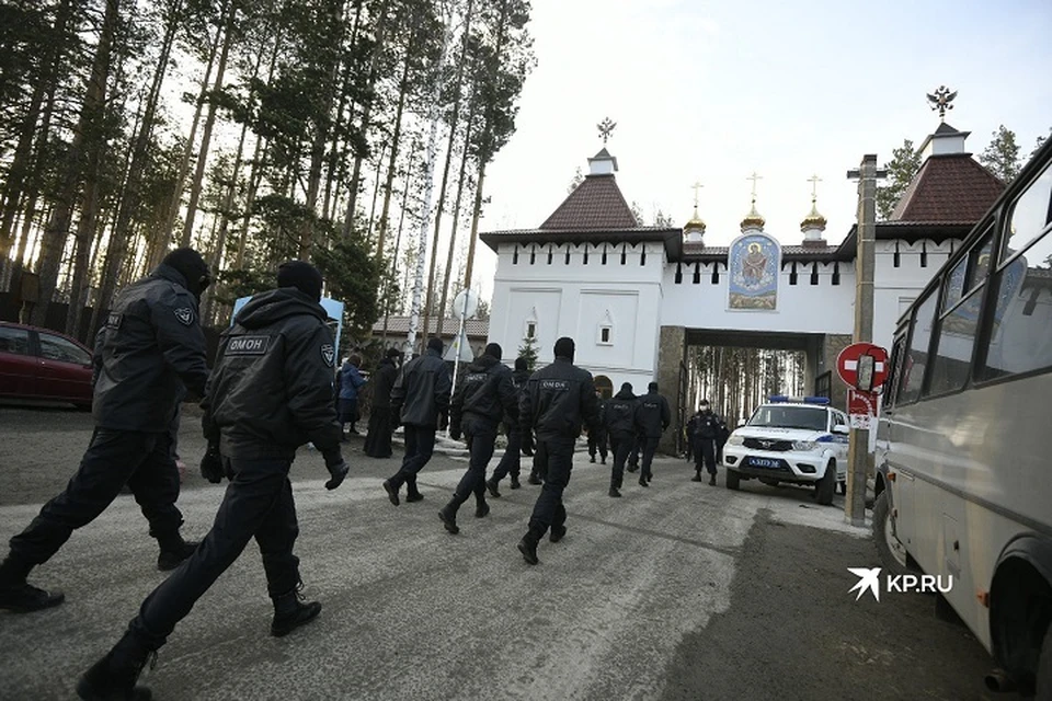 Силовики прибыли к монастырю рано утром 14 апреля