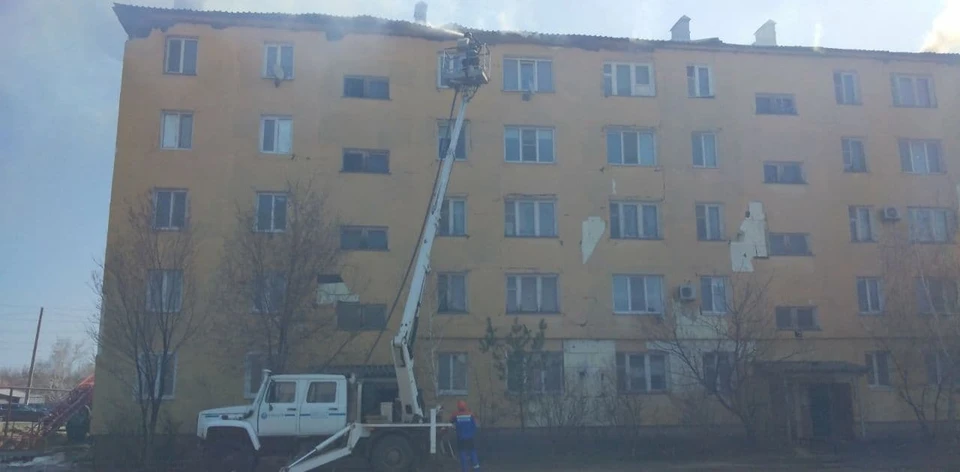 Пожар в Озинках продолжается под кровлей