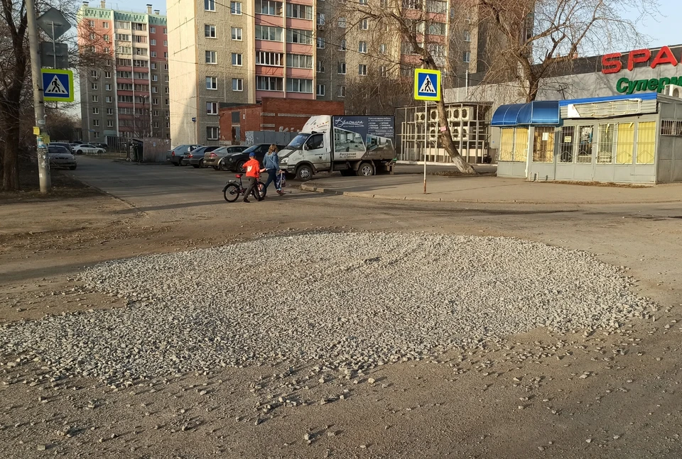Сейчас на месте ямы лежит щебень