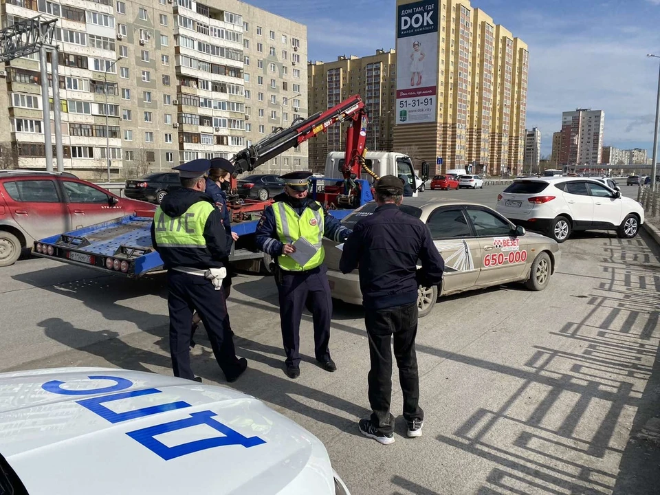 В Тюмени задержали таксиста, который не сдал права после пьяной езды и оставление места ДТП.