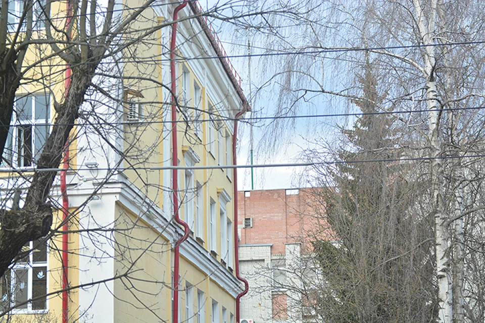 Окно, из которого выпал девятиклассник, находится со стороны правого фасада здания школы.