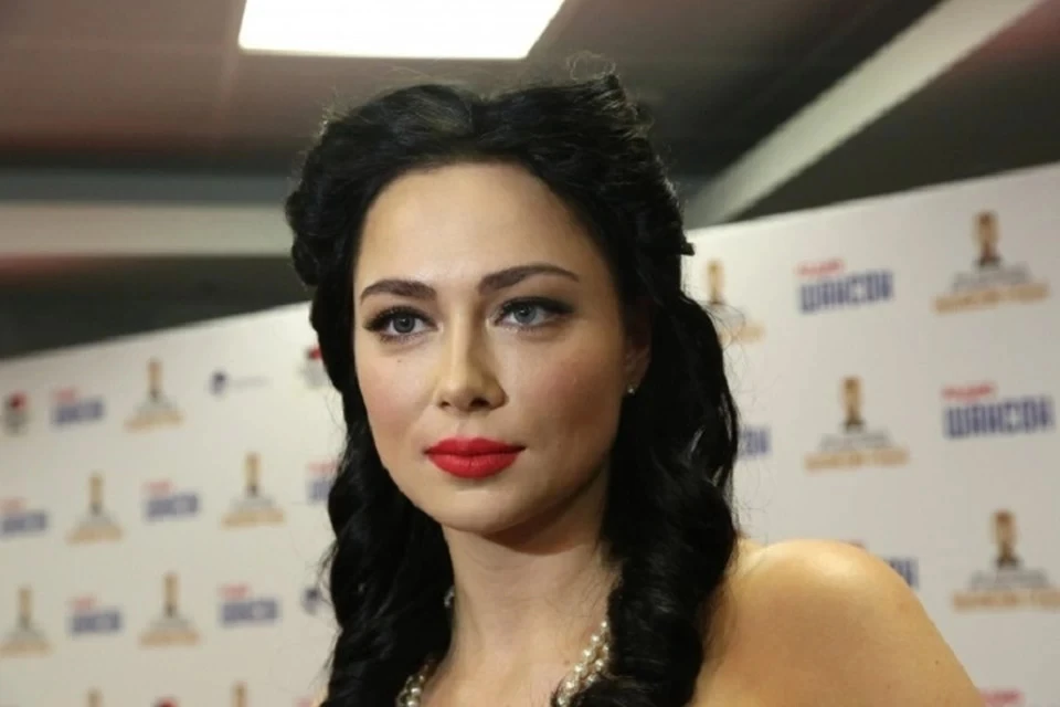 Актриса Настасья Самбурская рассказала, как скотч помогает снимать сексуальные сцены.