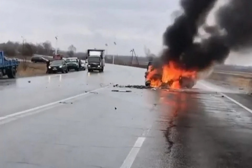 Под Хабаровском в жуткой аварии погиб человек, автомобиль сгорел