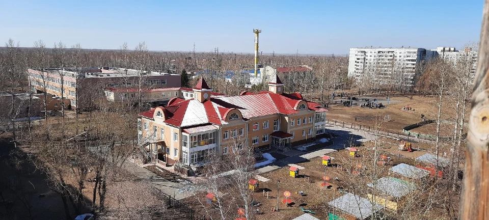 Школьников вывели на спортивную площадку.