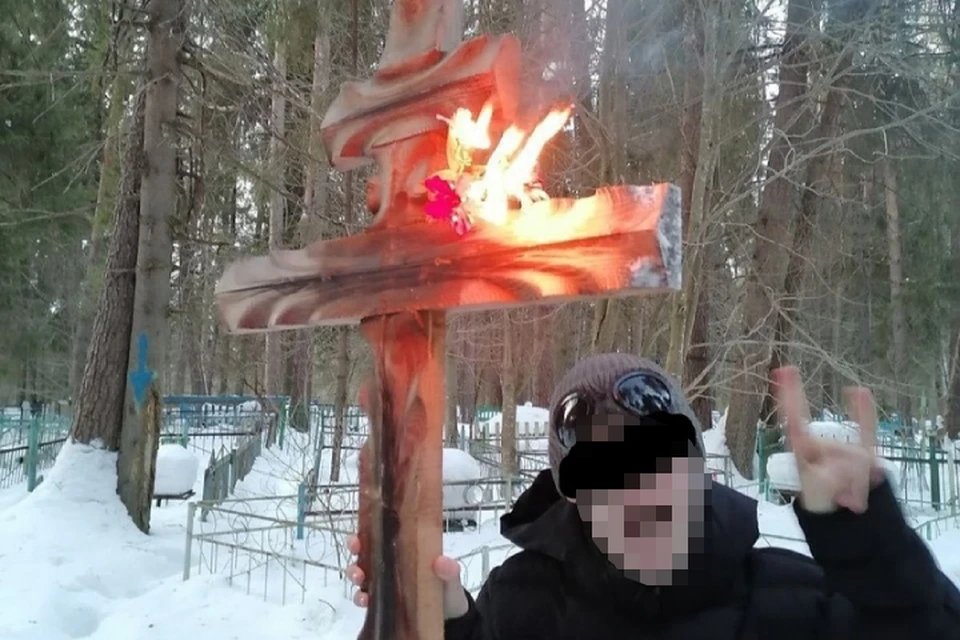 Одним из самых обсуждаемых событий недели стал случай с поджигателями крестов и венков на кладбище в поселке Даровском. Фото: vk.com/zlo43