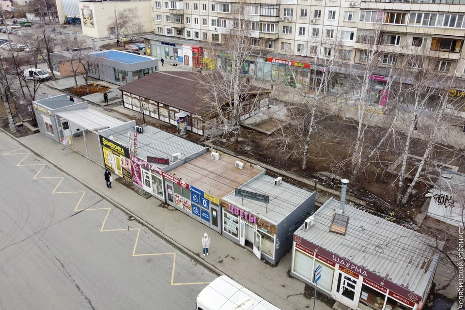 Засилье ларьков на остановке «Кинотеатр Победа». Фото: Челябинский урбанист/vk.com