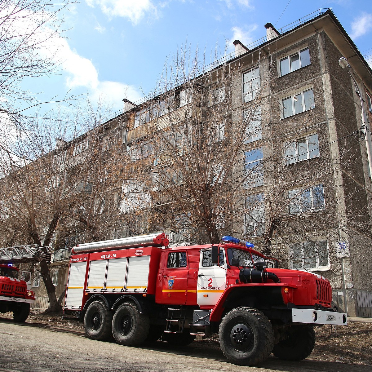 Пожарная красноярск. Пожар в многоквартирном доме. Комсомольская улица 358 орёл. Ул Комсомольская 140 Орел. Эвакуация из дома.