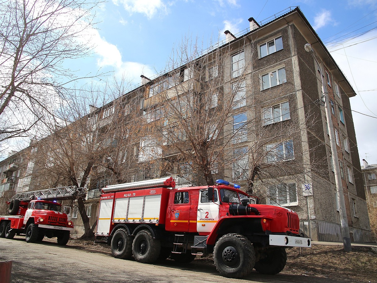 Оказались словно в газовой камере»: красноярские пожарные спасли больше  полусотни человек из горящего дома - KP.RU