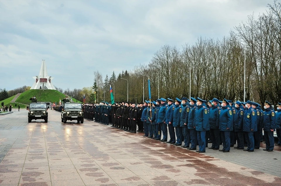 В Брянске на Кургане Бессмертия 20 апреля прошла вторая репетиция Парада Победы. Фото: пресс-служба ГУ МЧС России по Брянской области.