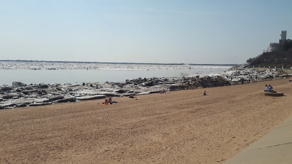 На центральной набережной Хабаровска появились первые загорающие