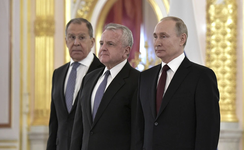 Посол США в России Джон Салливан утром 22 апреля улетел из московского аэропорта Шереметьево на родину для консультаций с новой администрацией Белого дома