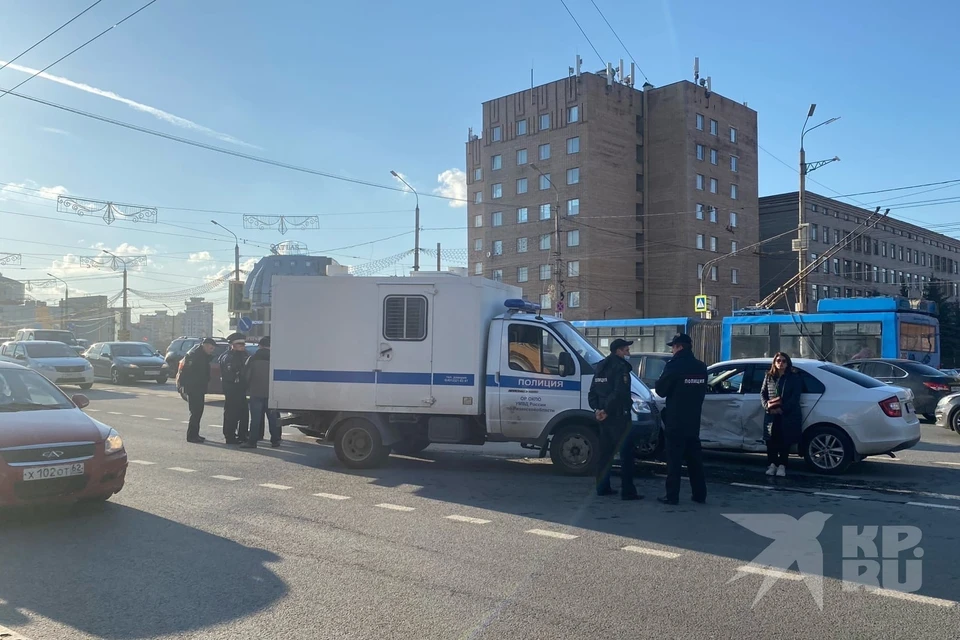 В центре Рязани конвойный автомобиль УМВД попал в ДТП.