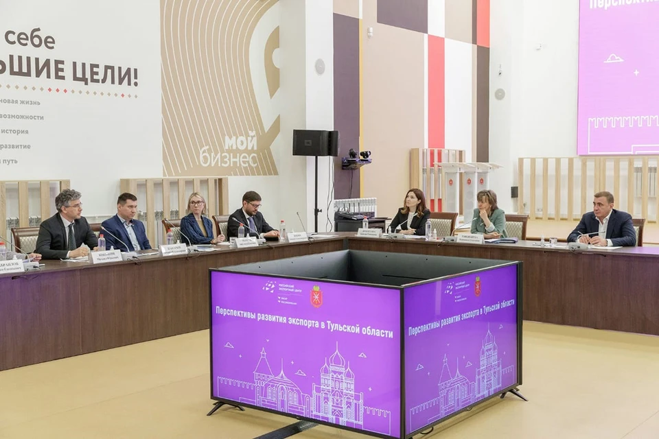 В Туле 22 апреля прошел круглый стол, посвященного перспективам развития экспорта в регионе, с участием главы Российского экспортного центра Вероники Никишиной и губернатора Тульской области Алексея Дюмина. Фото: пресс-служба правительства Тульской области