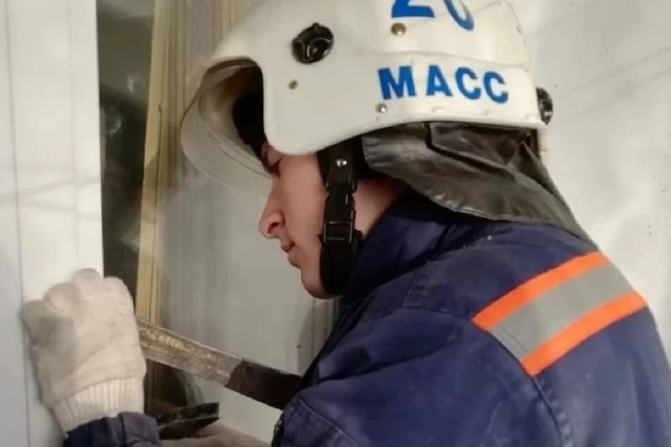В Новосибирске мужчина закрылся с грудничком в квартире и перестал выходить на связь. Фото: служба спасения "МАСС".