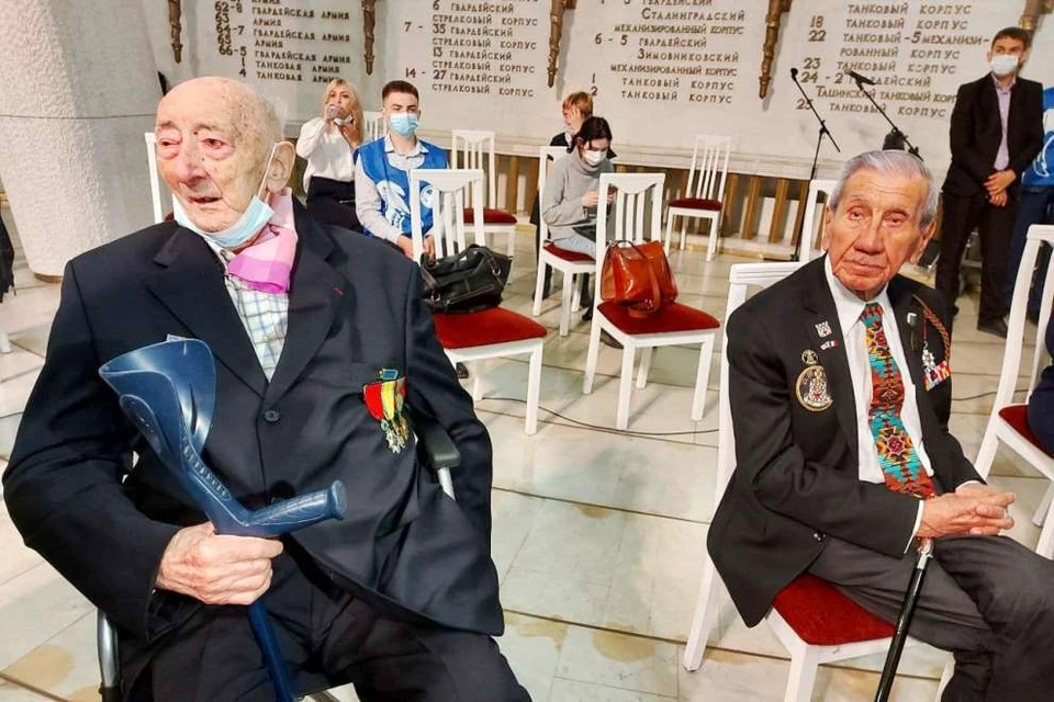 Французский ветеран Роже Доре и американский ветеран Чарльз Норман Шей (на фото справа).