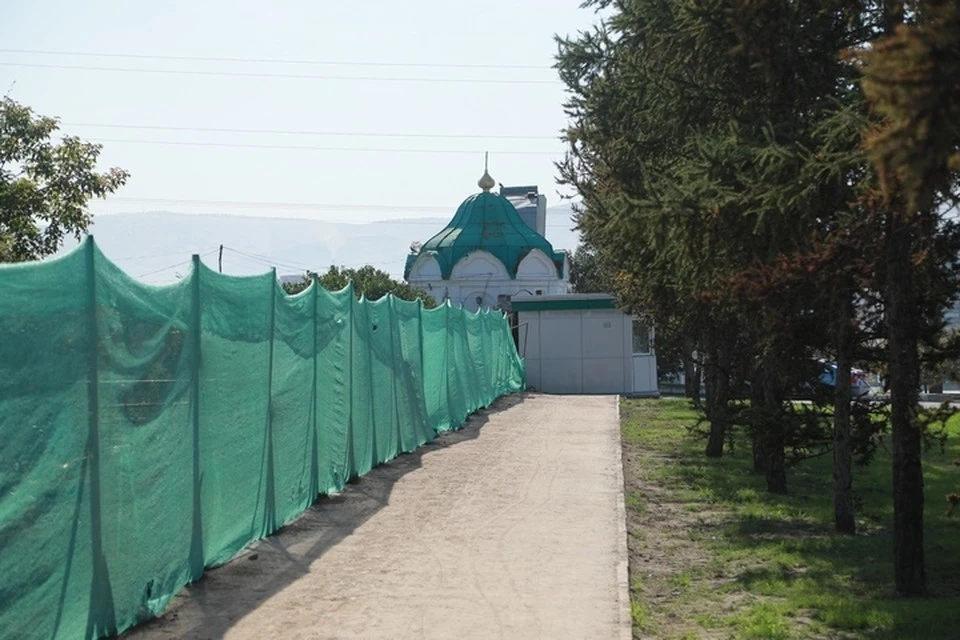 Разрушенную строителями ограду Троицкого кладбища в Красноярске начнут восстанавливать