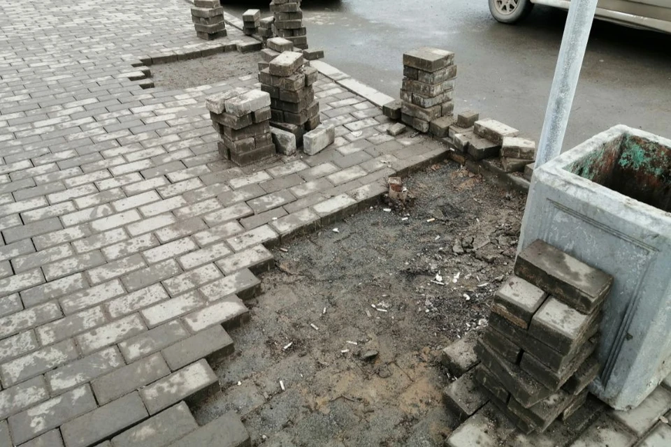 Подрядчик приступил к восстановлению брусчатки.