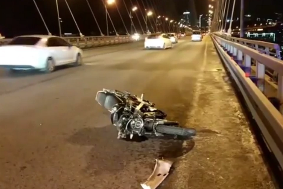Один лежачий мотоцикл и две помятые машины - таковы результаты аварии.