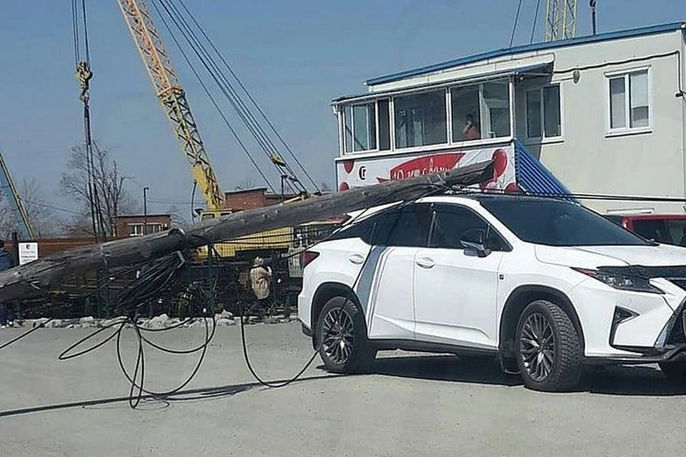 Столб угодил прямо в Lexus RX. Фото: www.instagram.com/dps_vl.