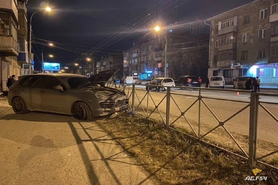 В Новосибирске столкнулись два автомобиля:один вылетел на тротуар. Фото: "АСТ-54".