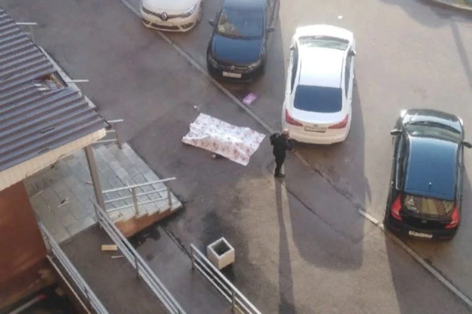 В Ярославле под окнами многоэтажки нашли тело молодого мужчины