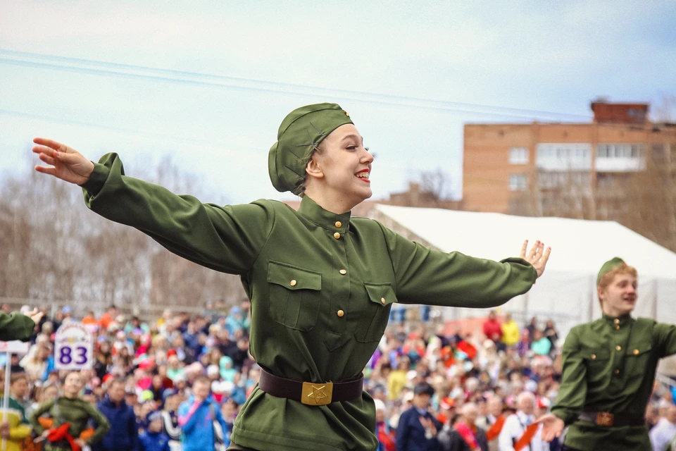 9 мая задонск. День Победы Ижевск. Игровая программа на 9 мая. Радостные фото Победы 9 мая. Празднование дня Победы года люди с аккордеоном.