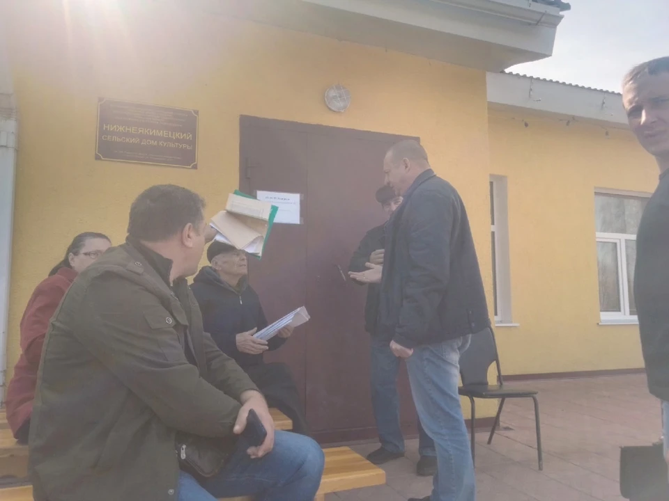 Участковый полиции (справа) поначалу принял встречу граждан за «митинг».