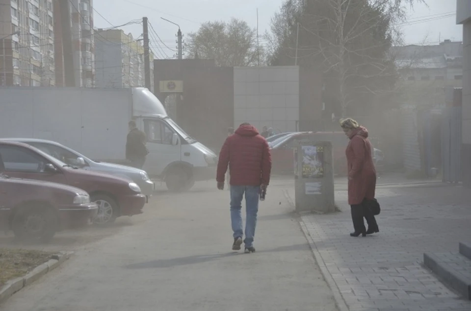 В Новосибирске с пылью на дорогах будут бороться с помощью специального шампуня.