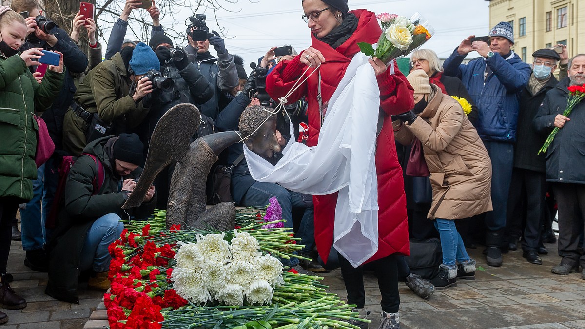 У мемориала врачам «Печальный ангел» почтили память вдовы скульптора  Шустрова - KP.RU