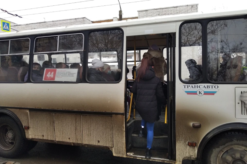 Сейчас пассажиры продолжают активно пользоваться общественным транспортом.