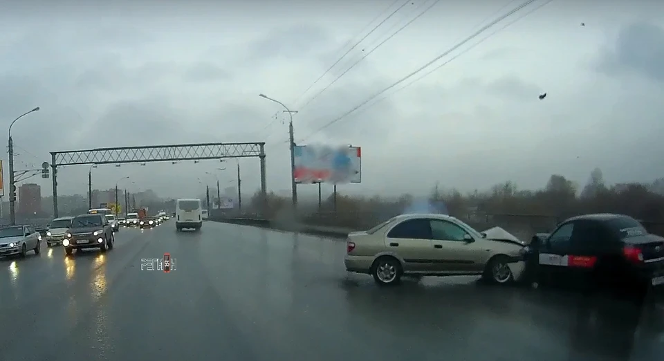 На месте аварии почти сразу собралась внушительная пробка. Фото: vk.com/region_omsk55