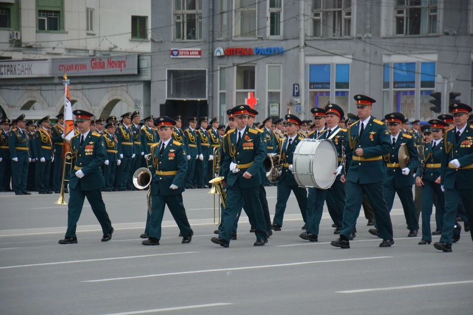 Не смотря на пасмурную погоду в городе все равно будет тепло.